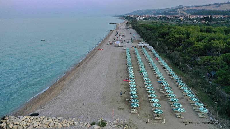 pineto-beach-village-camping-pineto-abruzzo-beach-umbrellas-2